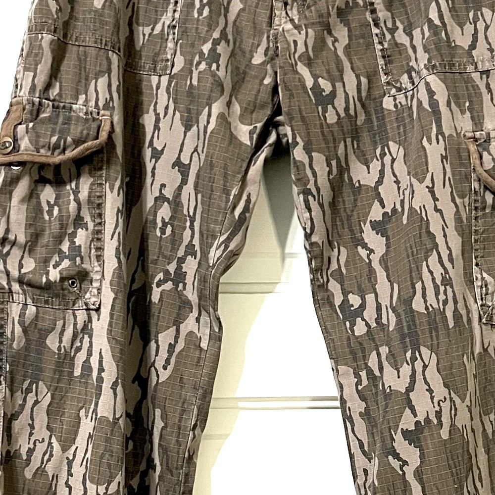 EUC. Mossy oak camouflage cargo pants. Size 12 - Picture 3 of 4